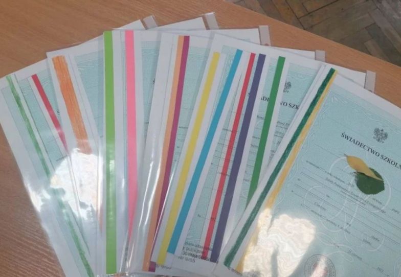 Jaka średnia Do świadectwa Z Paskiem Nowe świadectwa z paskiem. Nauczycielka doceniła każdego ucznia - o2