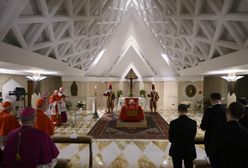Pokazano ciało Franciszka. Zdjęcia po złożeniu w trumnie