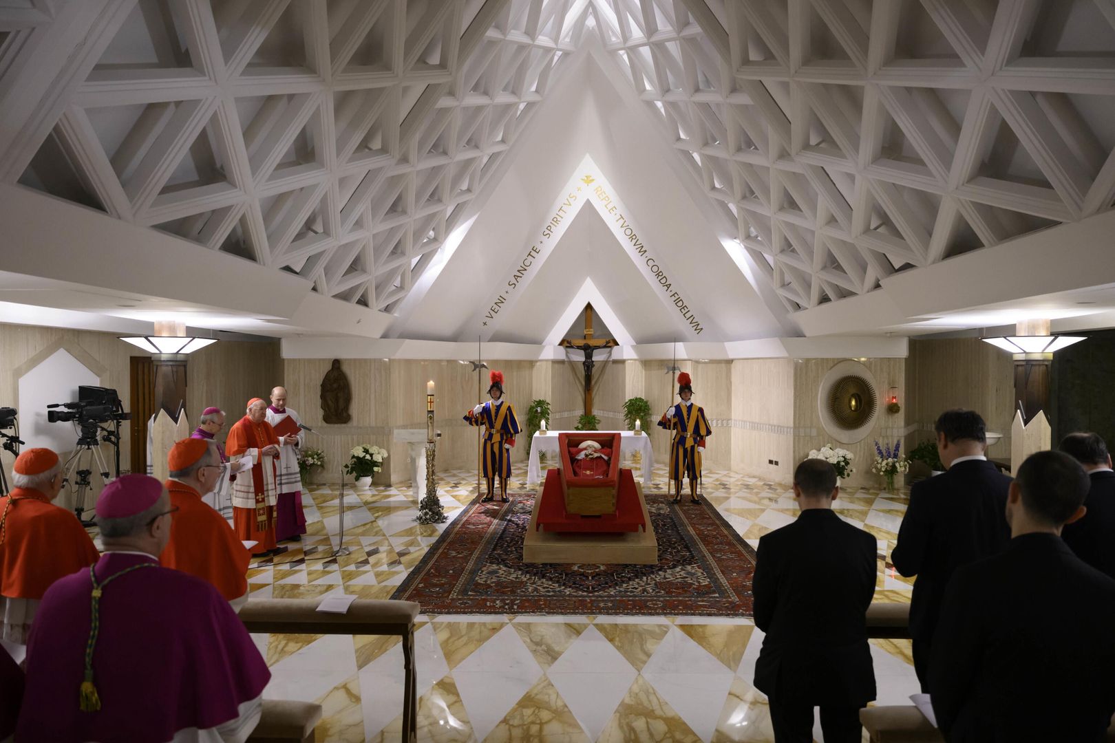 Pokazano ciało Franciszka. Zdjęcia po złożeniu w trumnie
