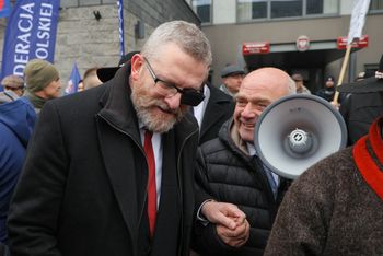 Przerwa w rozprawie Brauna. Chce wyłączenia "neosędziego"