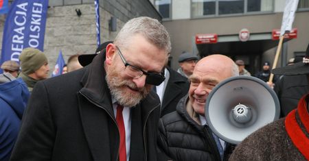 Przerwa w rozprawie Brauna. Chce wyłączenia "neosędziego"