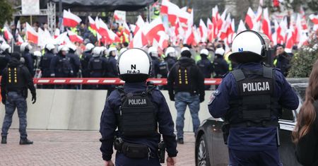 Rzucił przedmiotem w rolników. Policja wszczyna postępowanie