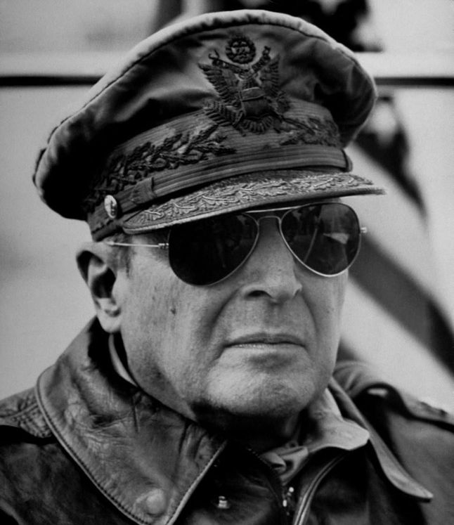 MacArthur i jego okulary