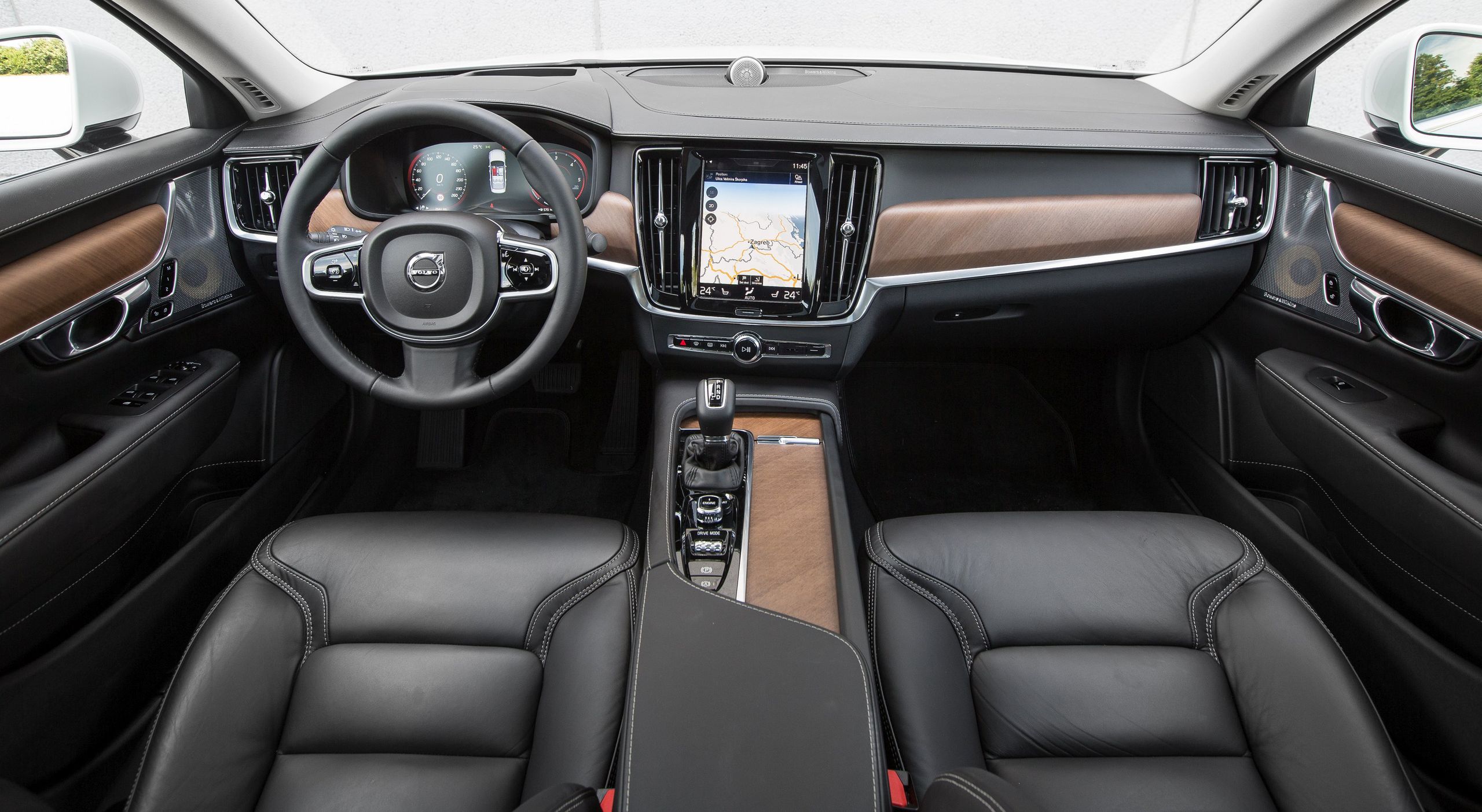 Wnętrze Volvo S90 przed liftingiem w 2020 r. 