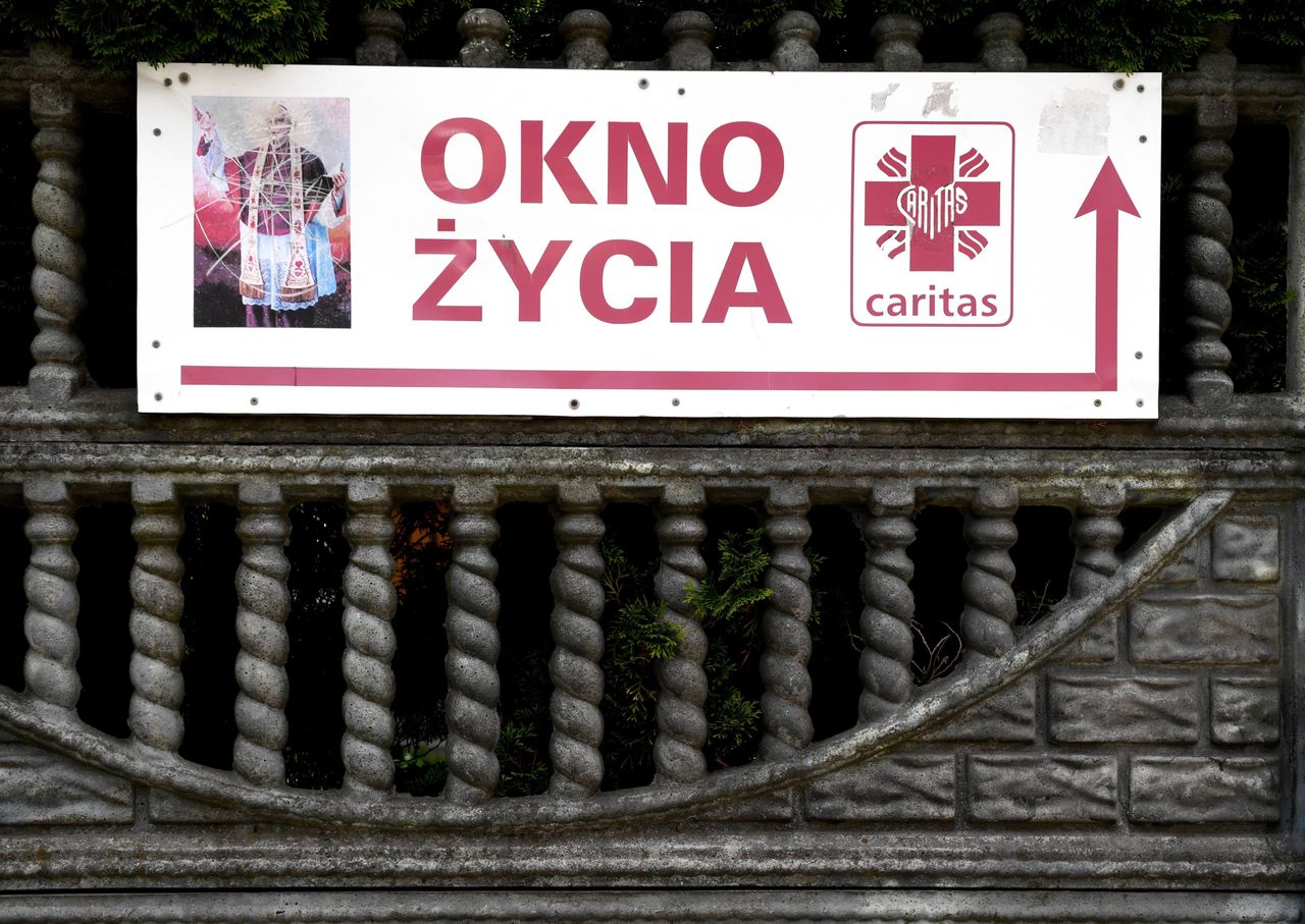 Dziecko w oknie życia. Miesięczny chłopiec u zakonnic