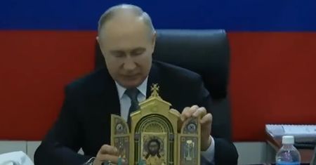 Putin przywiózł żołnierzom prezent. Nietypowy podarunek