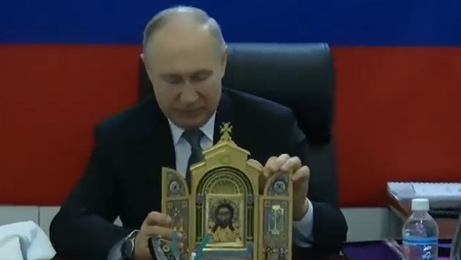 Putin przywiózł żołnierzom kopię ikony