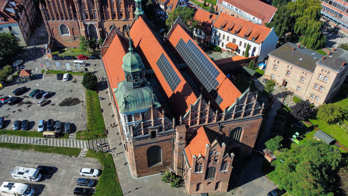 Panele fotowoltaiczne znikają z dachu Bazyliki św. Brygidy