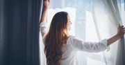 Spryskaj nim firanki. Zapomnisz o kurzu i zagnieceniach