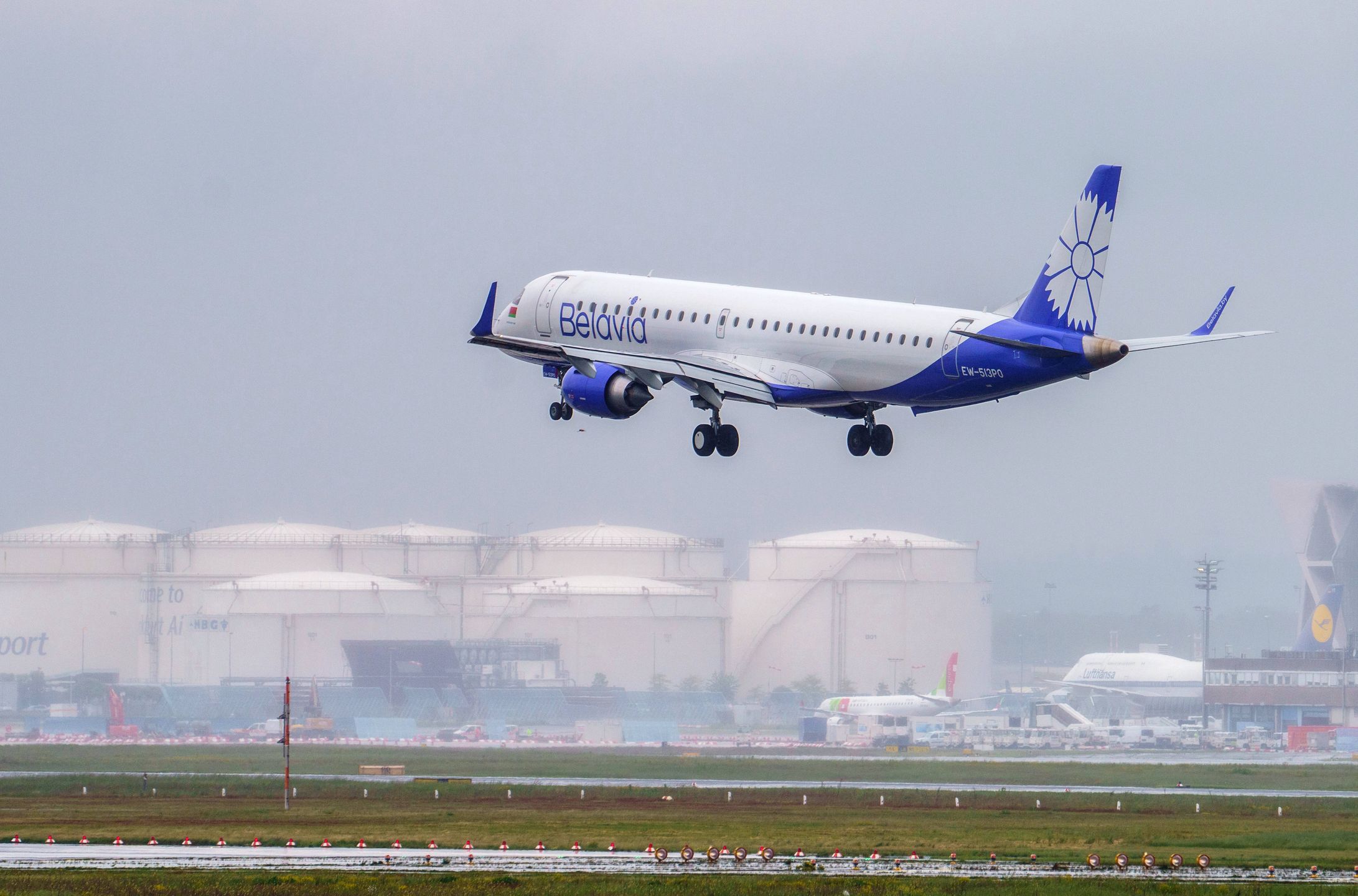 Belarusian Belavia Airlines lands at Frankfurt Airport26 May 2021, Hessen, Frankfurt_Main: An aircraft of the Belarusian airline Belavia lands at Frankfurt Airport. Many European countries have closed their airspace to the airline after Belarusian authorities had forced a Ryanair plane, on its way from Greece to Lithuania, to land in Minsk with a dissident journalist on board. Photo: Andreas Arnold/dpa Dostawca: PAP/DPA.Andreas ArnoldBelarus, United Kingdom