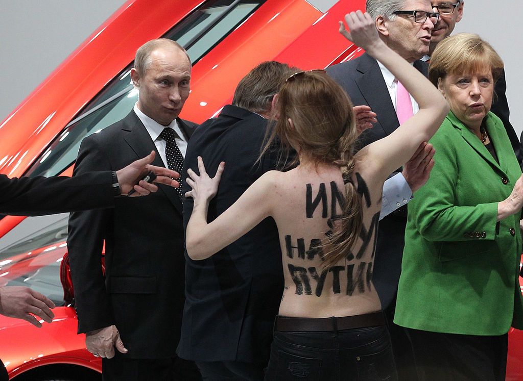 Angela Merkel, Władimir Putin i członkini grupy FEMEN