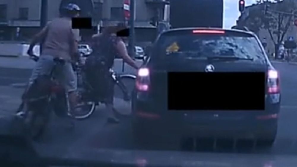 Atak rowerzystów na kierowcę samochodów (fot. EL 00000 - Zmotoryzowani Mieszkańcy Łodzi)