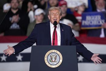 Nagle zaczęli krzyczeć. Donald Trump zakłócony podczas wystąpienia