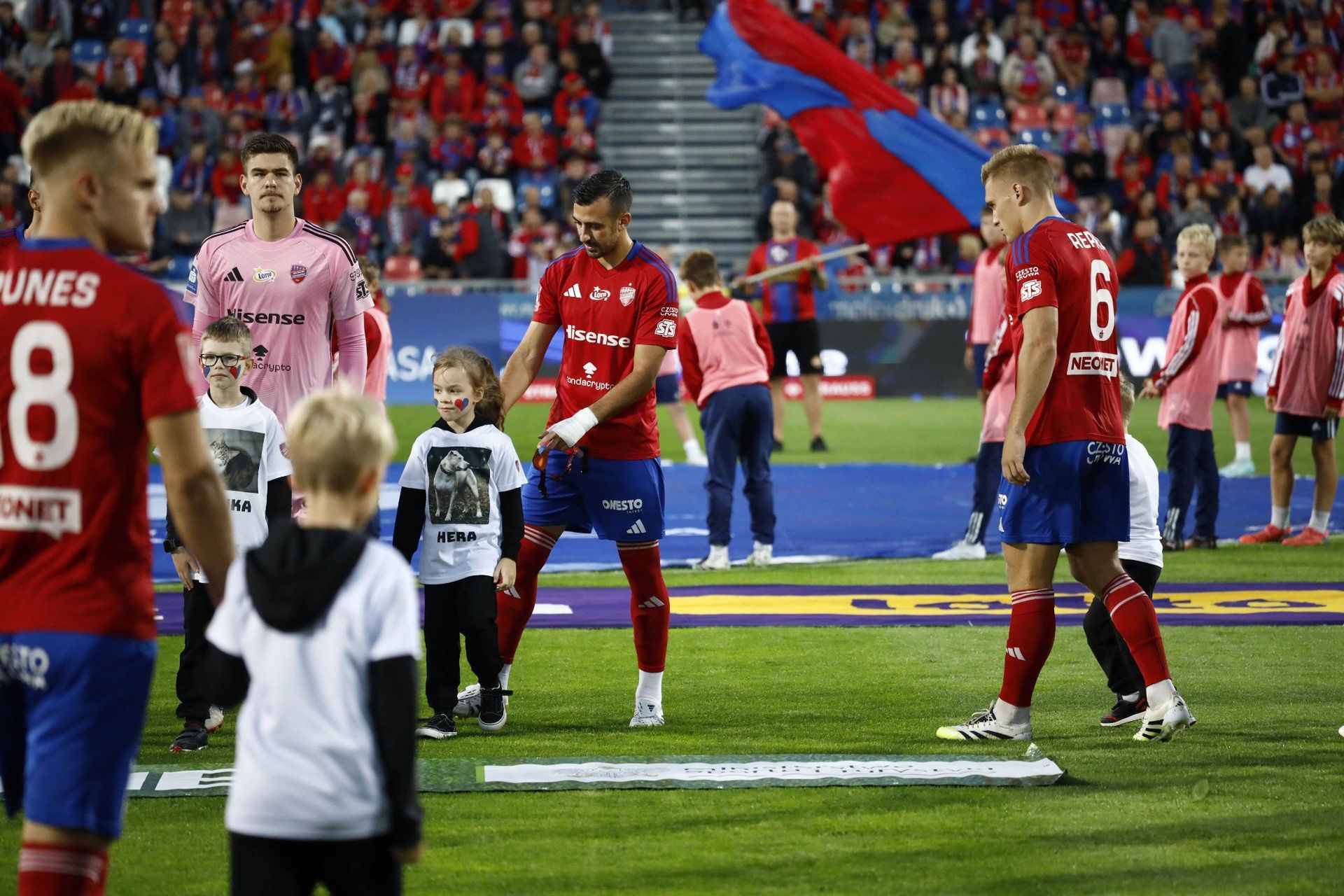 Dziecięca eskorta w specjalnych koszulkach na meczu Raków Częstochowa - Górnik Zabrze