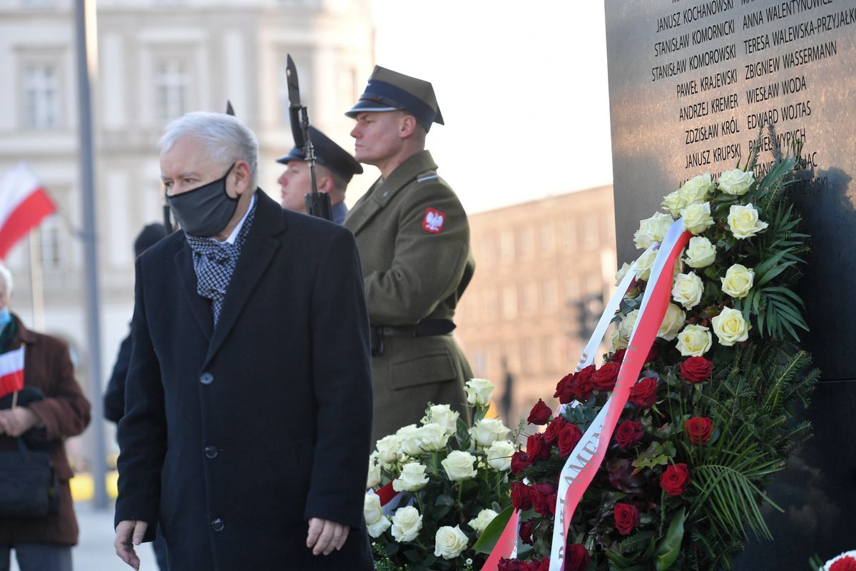 Wicepremier, prezes PiS Jarosław Kaczyński (L) podczas uroczystości przed pomnikiem Ofiar Tragedii Smoleńskiej 