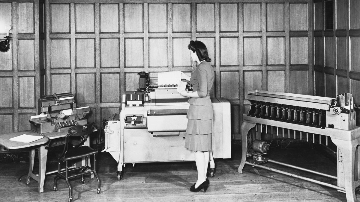 Sprzęt firmy IBM, pracujący z kartami perforowanymi, lata czterdzieste (Getty / Bettmann / Contributor)