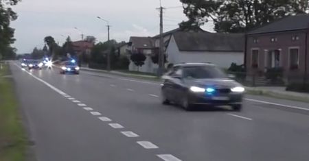 Kolumna SOP nagrana. "Szaleńczy" przejazd prezydenta Dudy. "Szarża spychaczami"