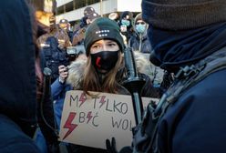 Strajk Kobiet. Wrocław. "Ksiądz", "biskup", "Andrzej Duda" i "policjant" w klatkach. Manifestacja w centrum