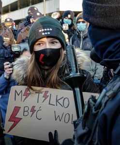 Strajk Kobiet. Wrocław. "Ksiądz", "biskup", "Andrzej Duda" i "policjant" w klatkach. Manifestacja w centrum