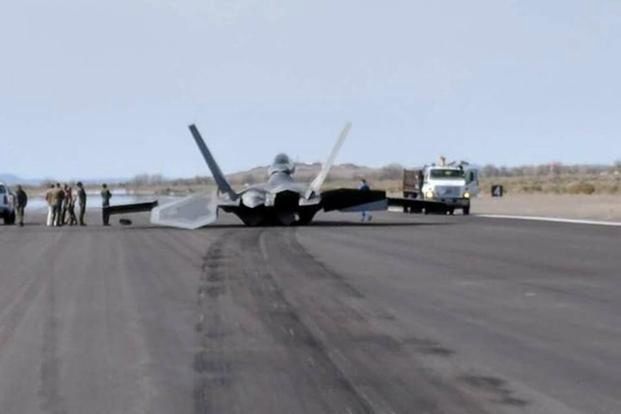 F-22 na pasie startowym po wypadku z 2018 r.