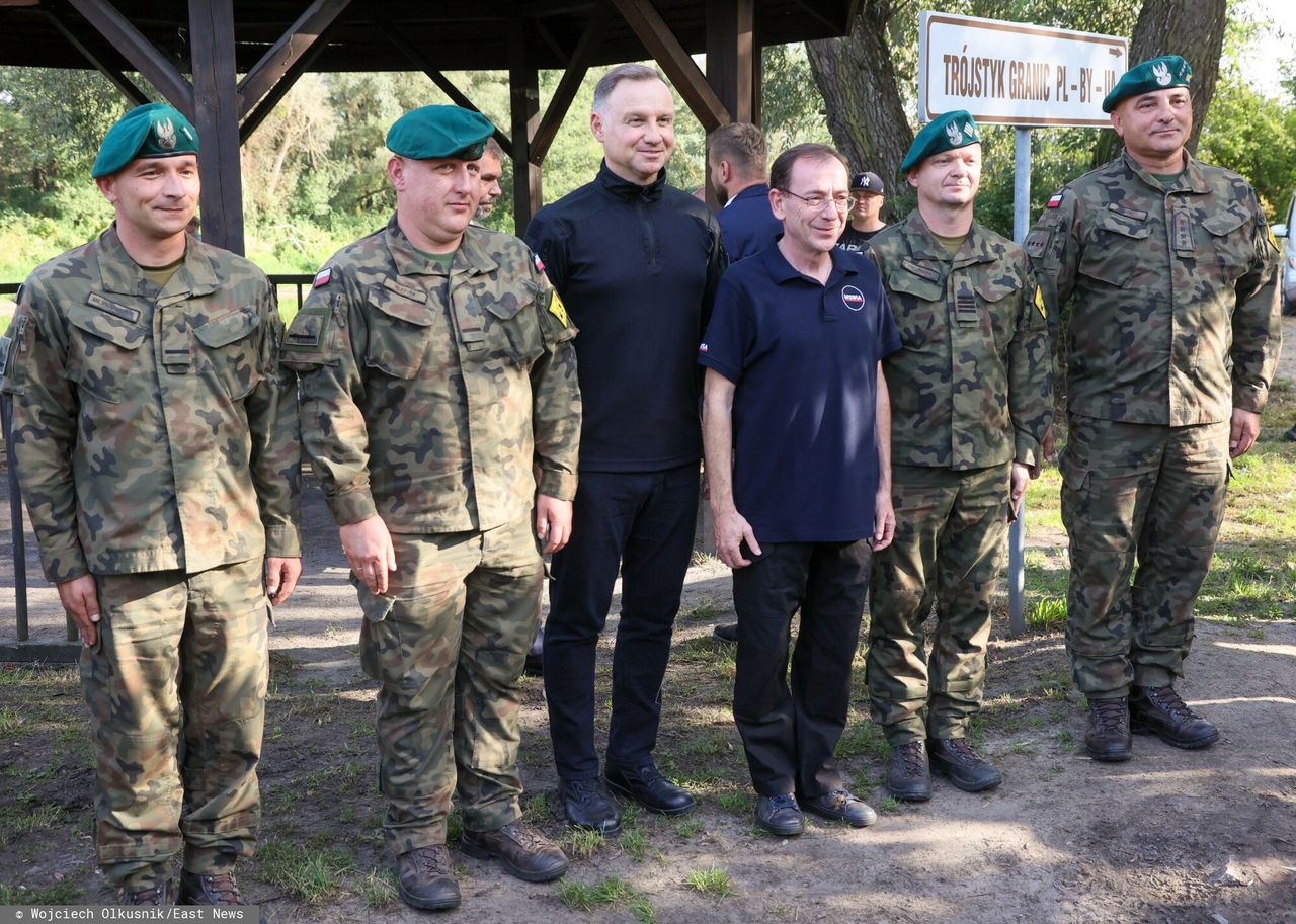 Prezydent Andrzej Duda na granicy polsko-białoruskiej z Mariuszem Kamińskim oraz funkcjonariuszami Straży Granicznej