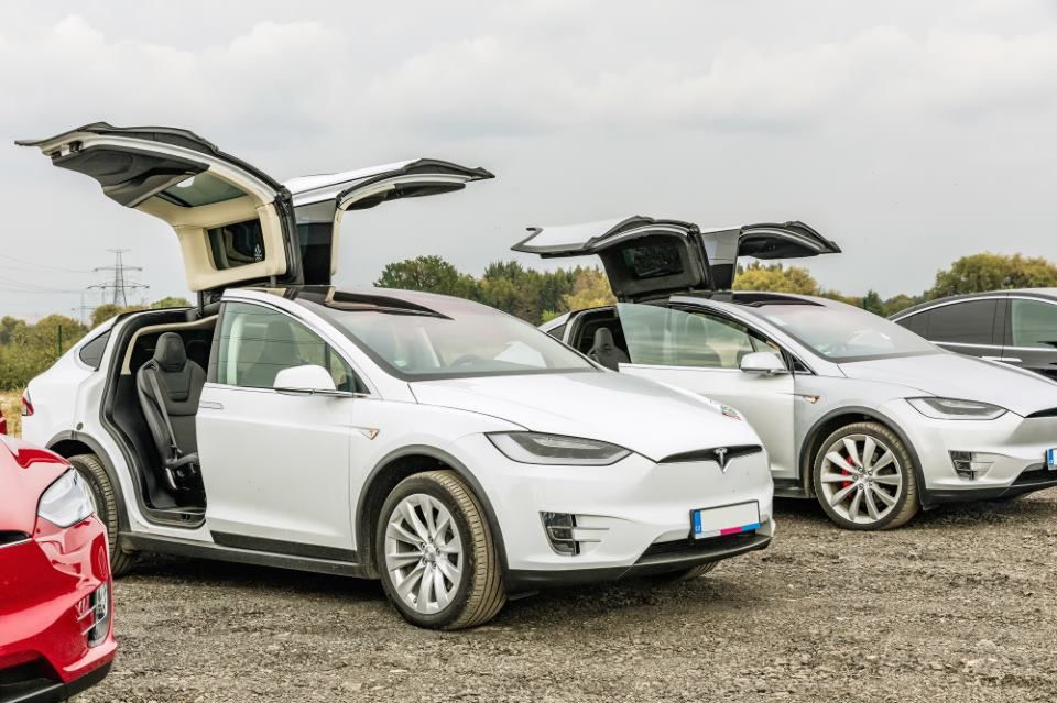 Tesla Model X z depositphotos