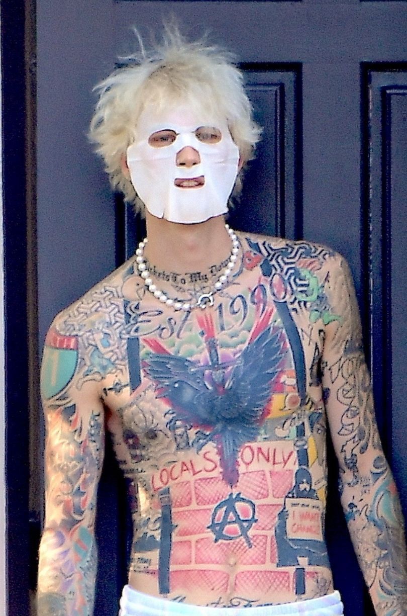 Machine Gun Kelly straszy w nawilżającej maseczce