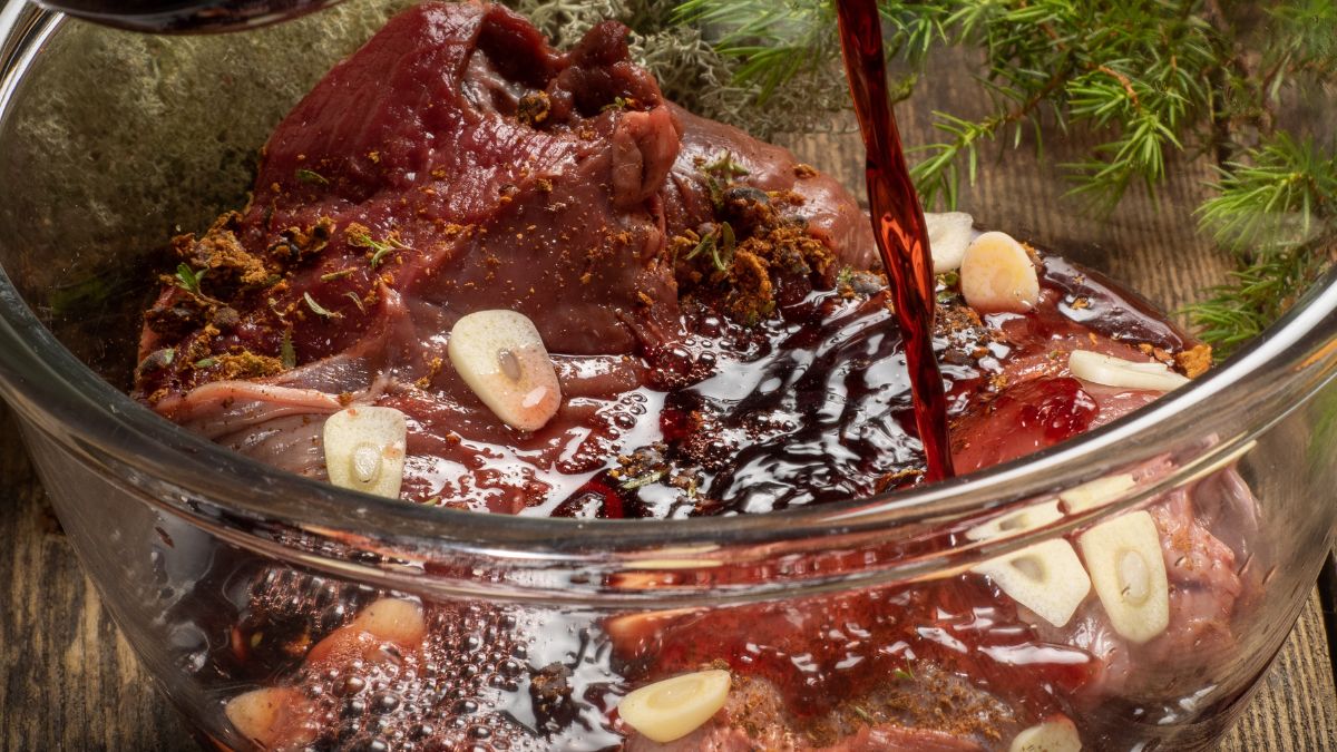 Marynowane mięso będzie kruche jak nigdy. Dodaj jeden składnik