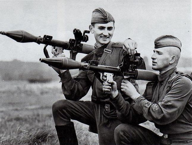 Żołnierze z granatnikami RPG-7