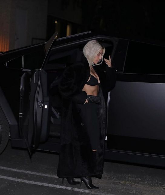 Kim Kardashian odkrywa brzuch w nocnej sesji