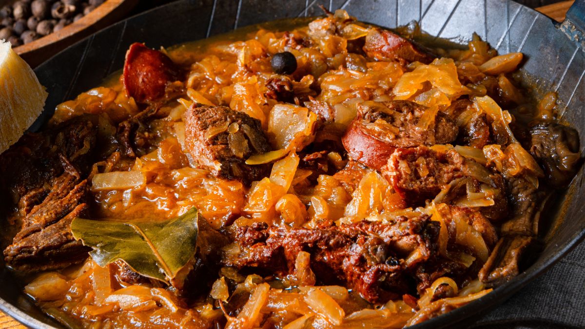 Dobry bigos można jeść tylko z pajdą świeżego chleba
