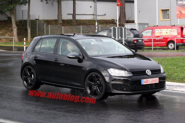 Nowy Volkswagen Golf R przyłapany bez kamuflażu