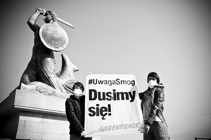 Pomnik Syrenki w masce. #UwagaSmog - happening Greenpeace