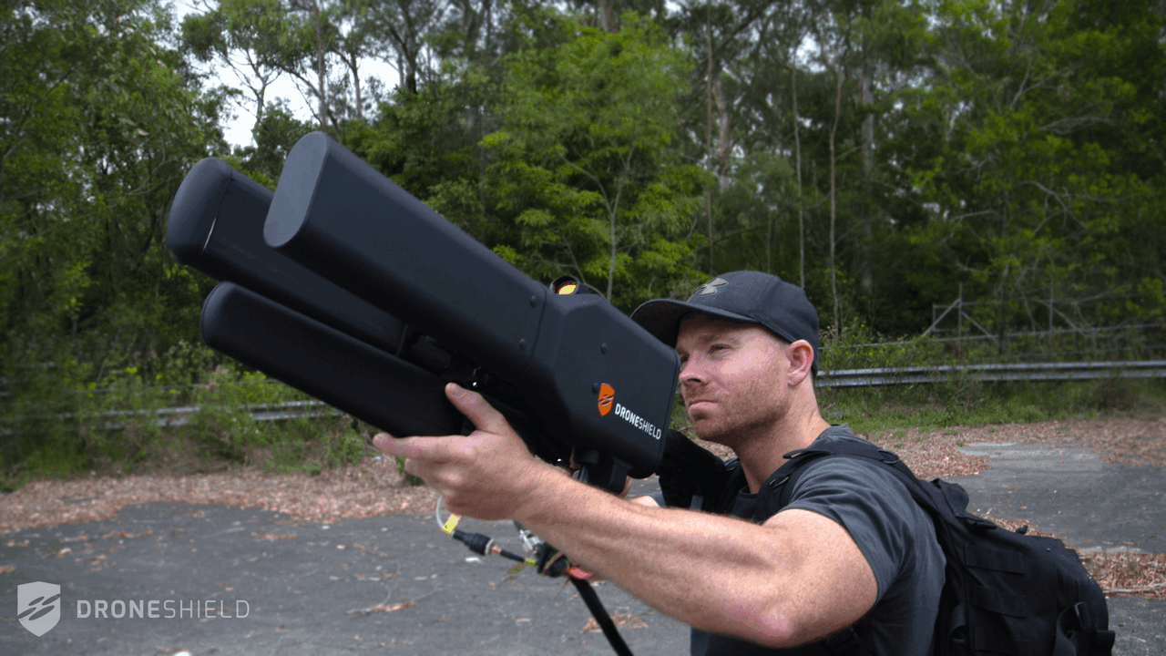 DroneGun: futurystyczna strzelba na drony unieszkodliwia nie niszcząc sprzętu