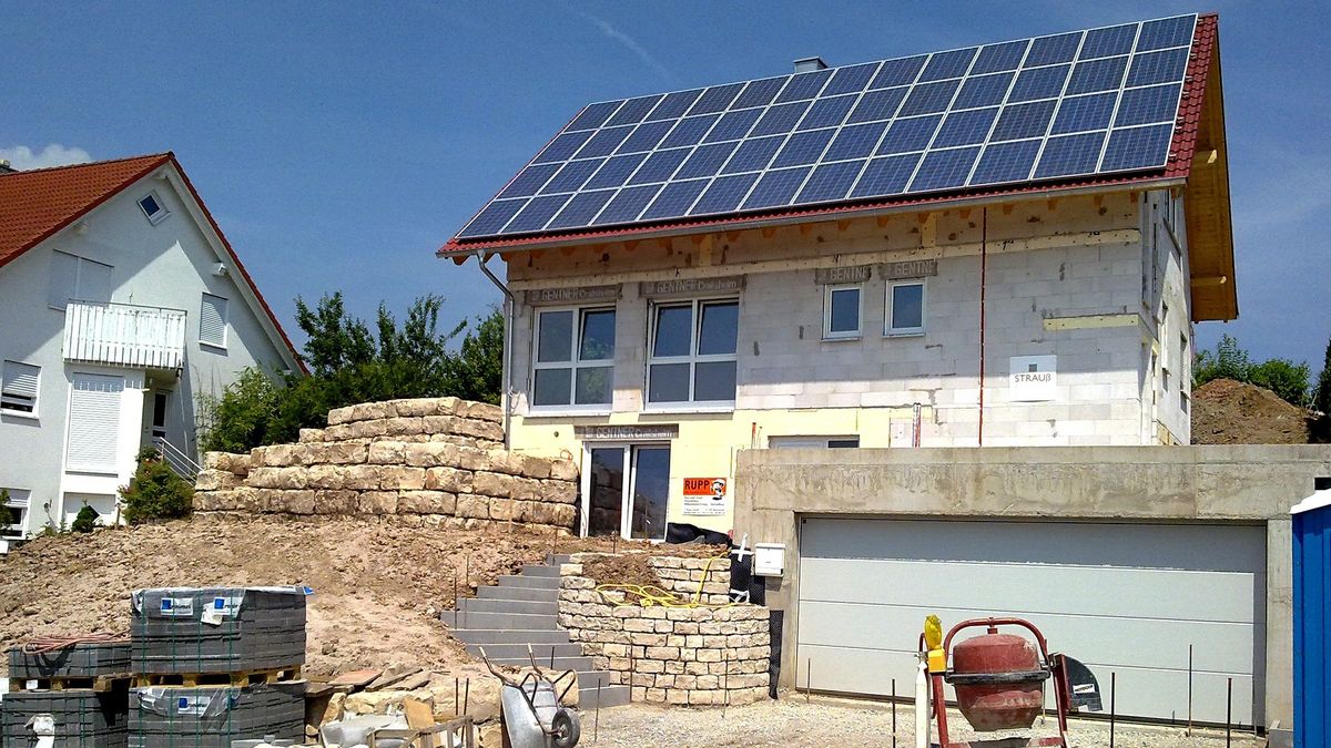 Fotowoltaika. Instalacja fotowoltaiczna podczas budowy domu