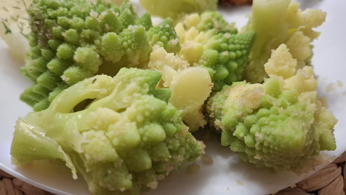 Kalafior romanesco ozdabia talerz i świetnie smakuje