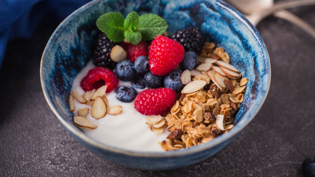 Do porannej porcji jogurtu warto dodać ulubione owoce
