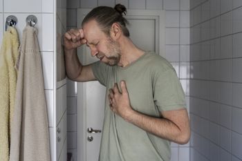 Nie ignoruj tego objawu. Może pojawić się nawet kilka lat przed zawałem serca