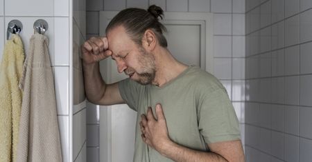 Nie ignoruj tego objawu. Może pojawić się nawet kilka lat przed zawałem serca