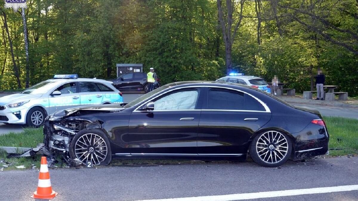 Mercedes został uderzony przez inny samochód