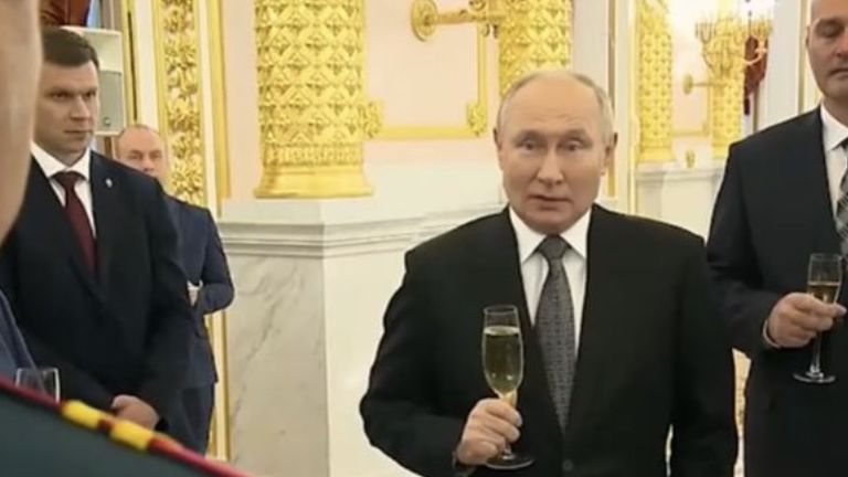 W programie "Kreml. Moskwa. Putin" rosyjski przywódca pokazał się nieoficjalnej sytuacji