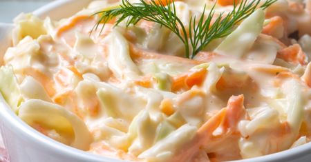 Młodą kapustę i marchewkę zalewam lekkim sosikiem. Chrupie aż miło i jest soczysta
