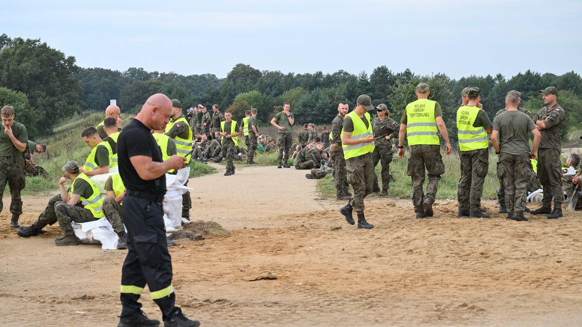 �o�nierze WOT
Wroc�aw, 19.09.2024. Dynamiczna sytuacja powodziowa. �o�nierze WOT zaanga�owani w walk� z powodzi�, odpoczywaj� po ca�onocnej pracy przy zabezpieczaniu wa��w przeciwpowodziowych na Bystrzycy we Wroc�awiu, 19 bm. Bystrzyca zasilana jest m.in. ze zrzut�w ze zbiornika w Mietkowie. (mr) PAP/Maciej Kulczy�ski ***Do tego materia�u zdj�ciowego dost�pna jest r�wnie� depesza w systemie CSI, pt.: Wroc�aw/ Fala kulminacyjna: przy Bystrzycy trwa uszczelnianie wa��w, na wschodzie zalewane s� poldery***
Maciej Kulczy�ski
fala kulminacyjna, fala wezbraniowa, ot, rzeka, woda, wot, wroc�aw, Wojska obrony terytorialnej, wojsko, �o�nierze