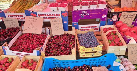 Zobaczyła cenę czereśni na targowisku i zdębiła. "Trzeba płacić jak za złoto"