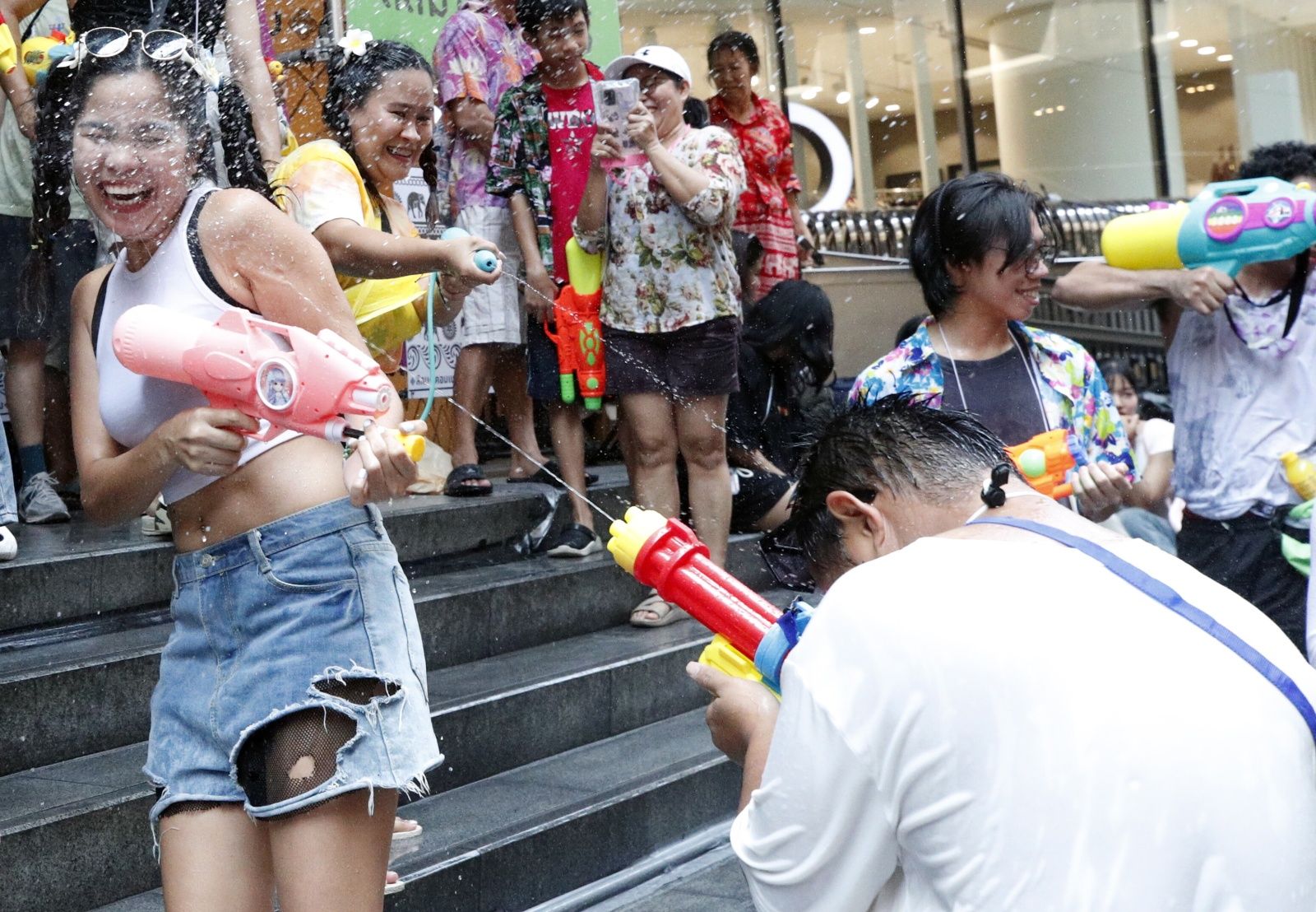 Tak się bawią w Tajlandii. Dla nikogo nie mają litości