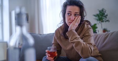 Szczepienie przeciw COVID-19. Czy przed i po szczepieniu można pić alkohol? Eksperci obalają mity