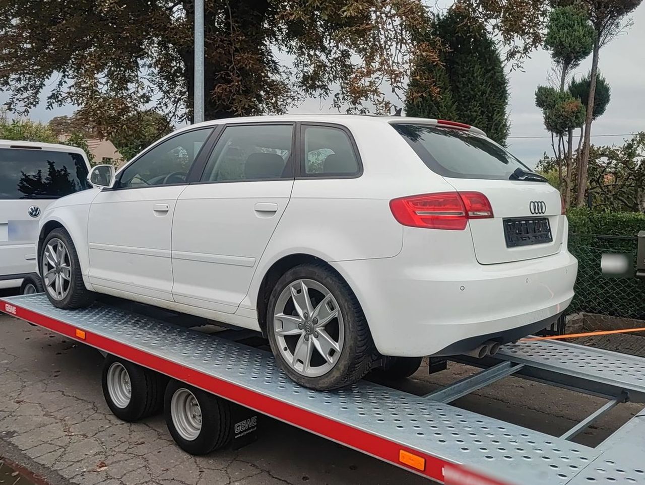 Lubań: Bezdomny 18-latek zatrzymany za kradzieże samochodów. Auta trafiały do jego kolegi starszego kolegi