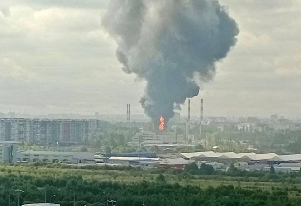 Rosja w ogniu. Kłęby czarnego dymu nad Petersburgiem
