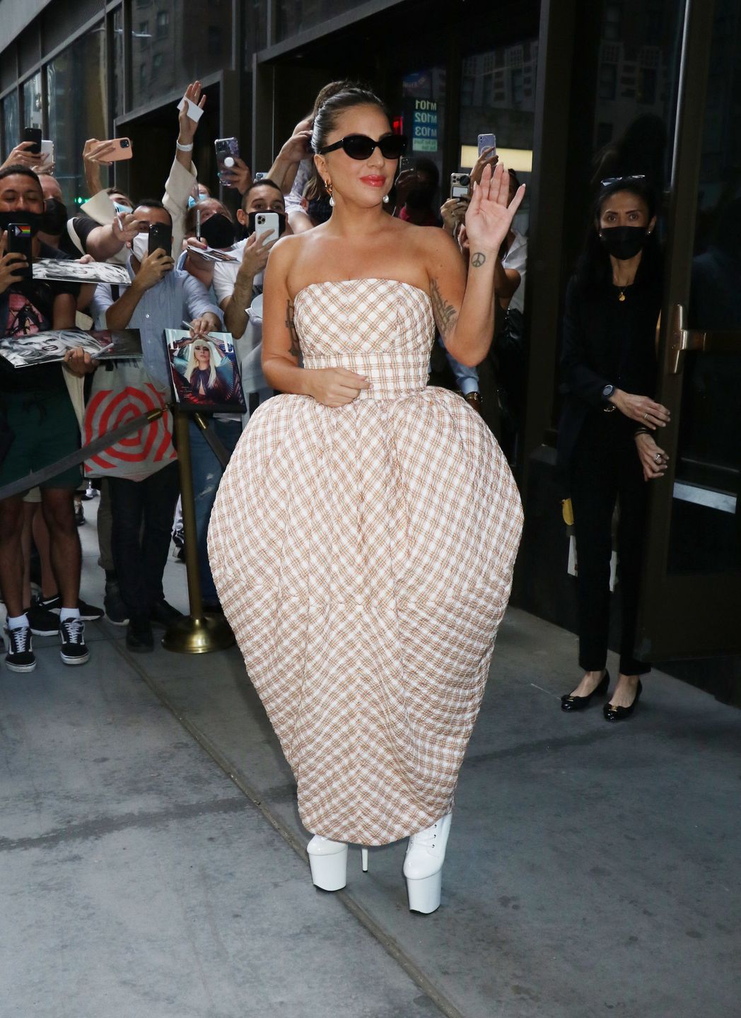Lady Gaga w rozkloszowanej sukience