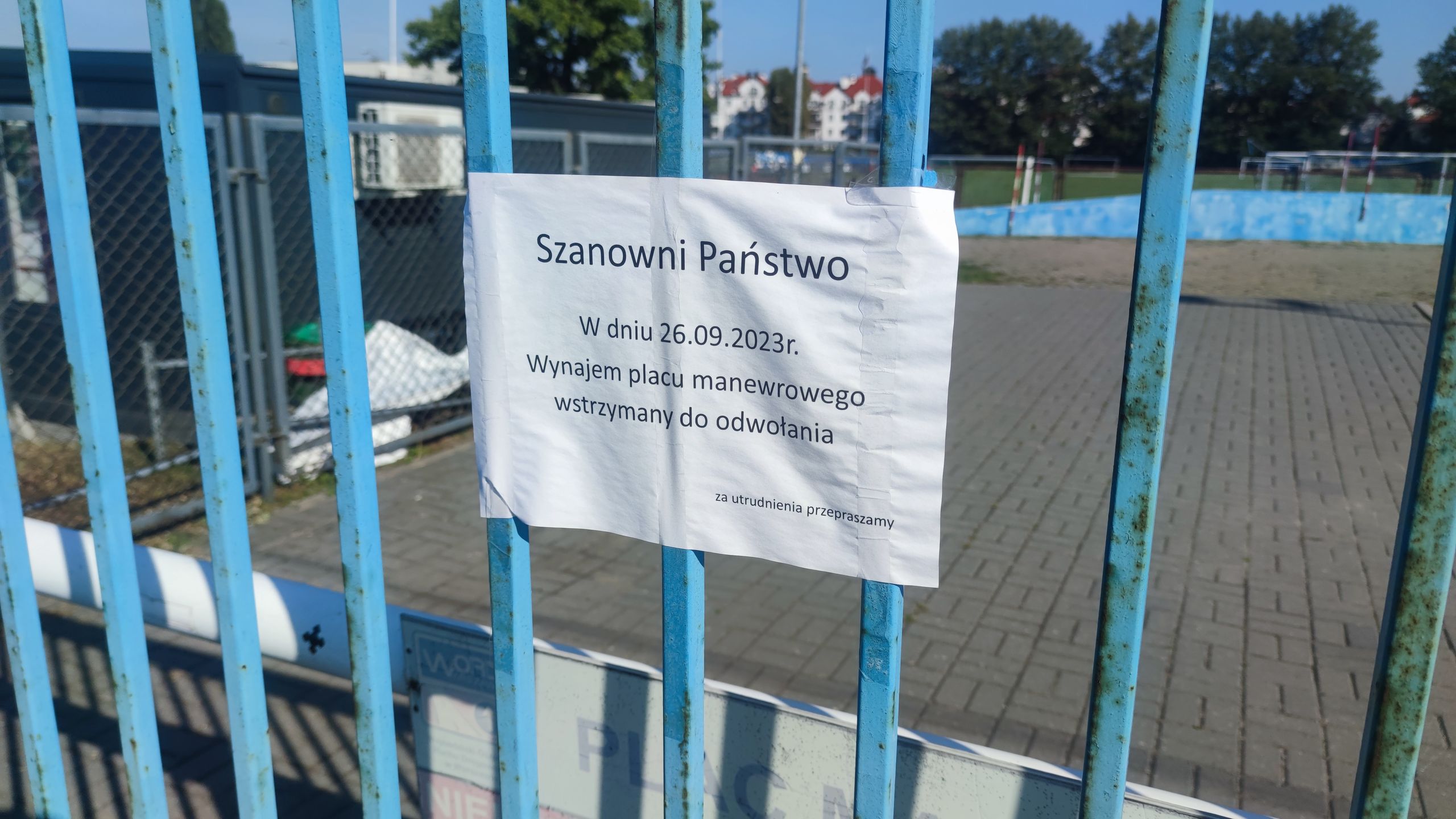 Taka kartka wisi na bramie przy placu manewrowym